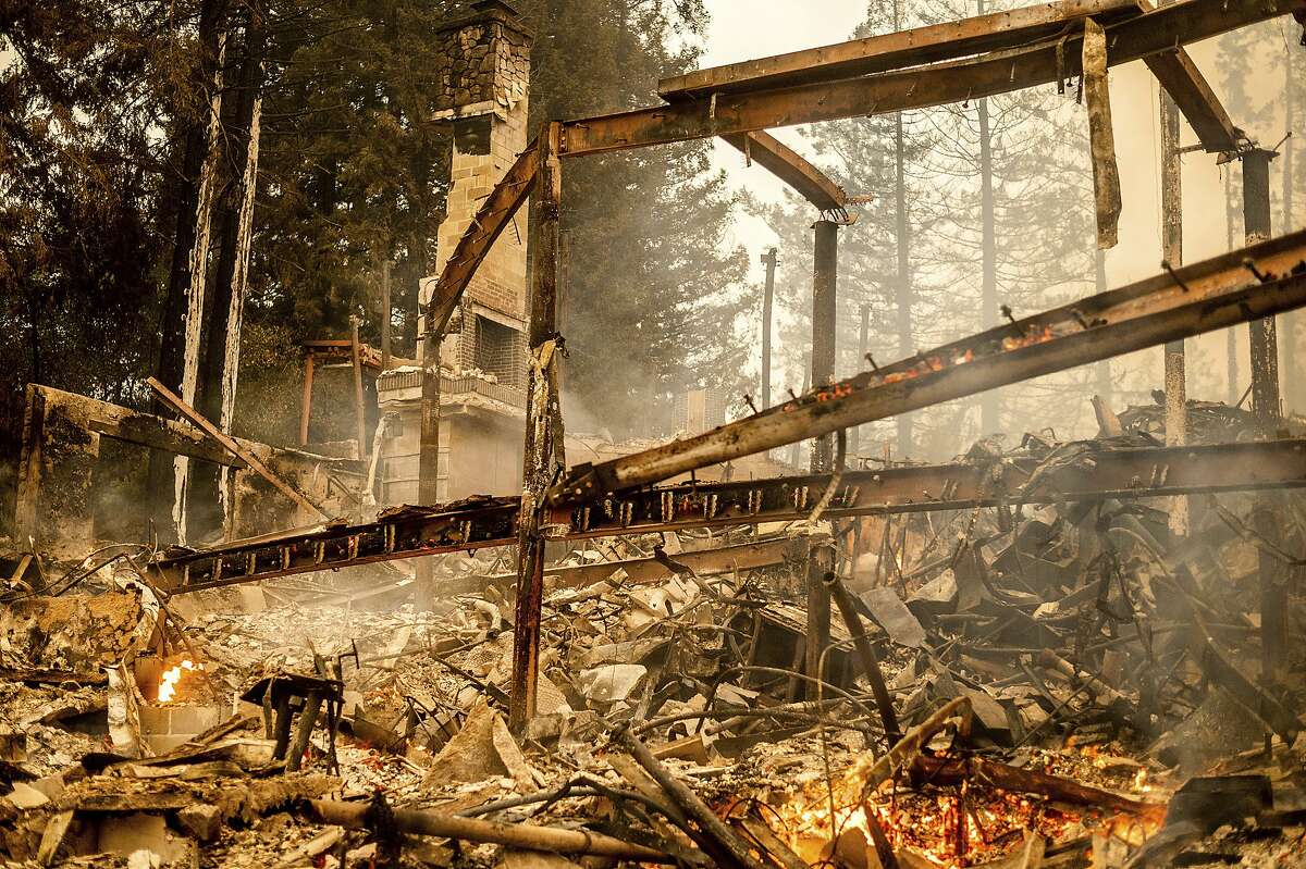 9月28日在圣赫勒拿的玻璃大火中烧毁的梅多伍德餐厅烧焦的框架仍然存在。