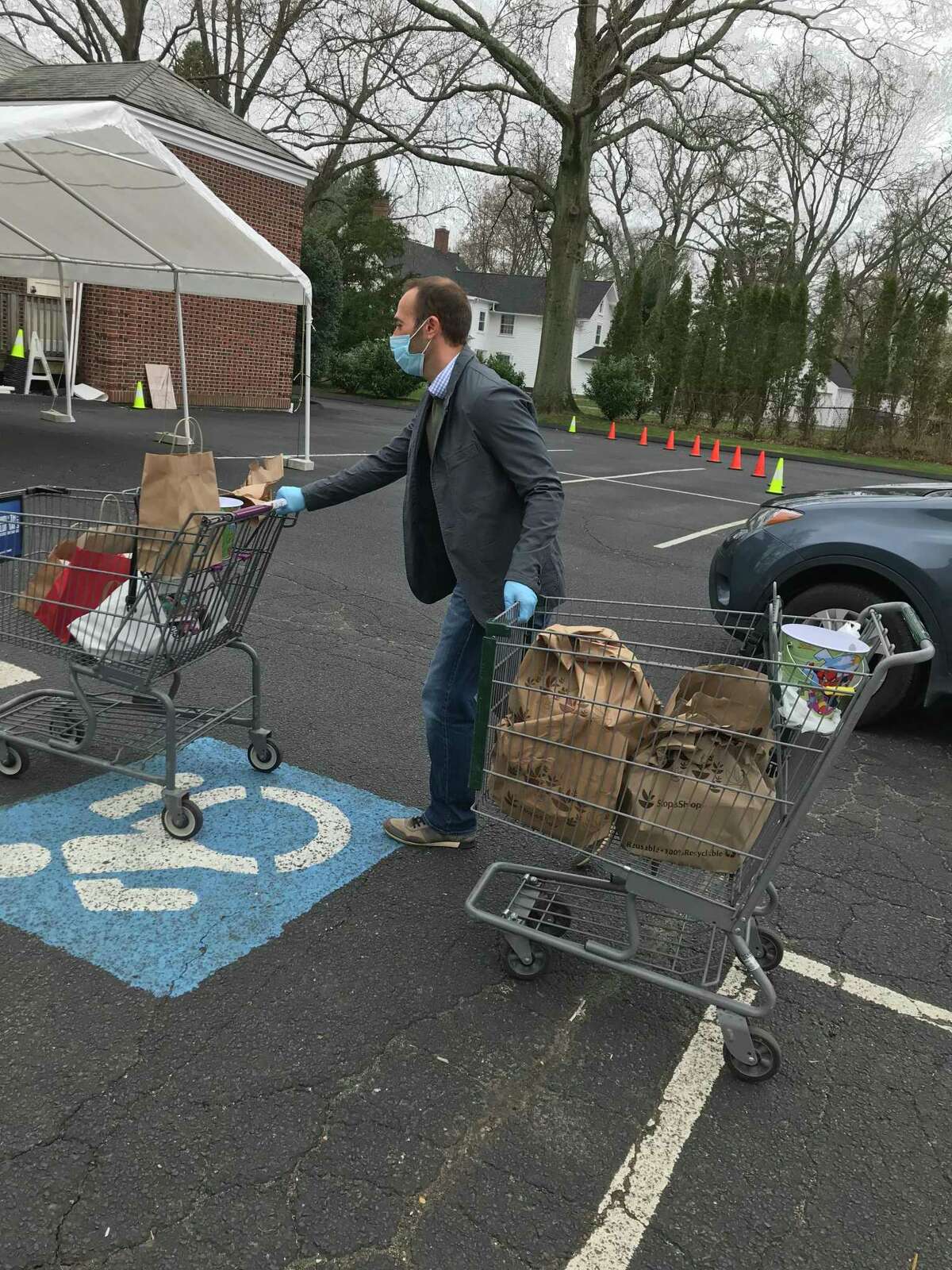 State Rep. Brian Farnen (R-132) participating in a food drive in April.