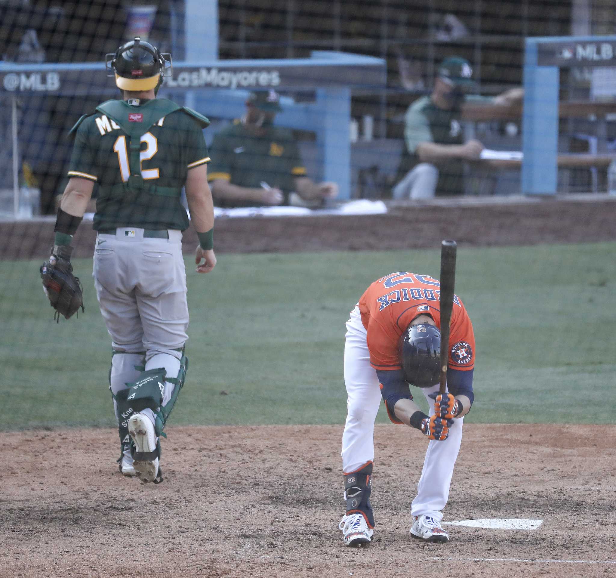 Astros' Josh Reddick exits because of back issue