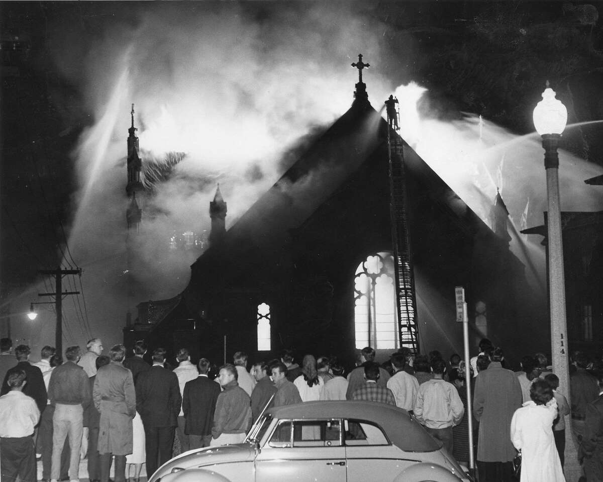 1962年9月8日，合众国际社拍摄，观众看着圣玛丽大教堂被大火烧毁