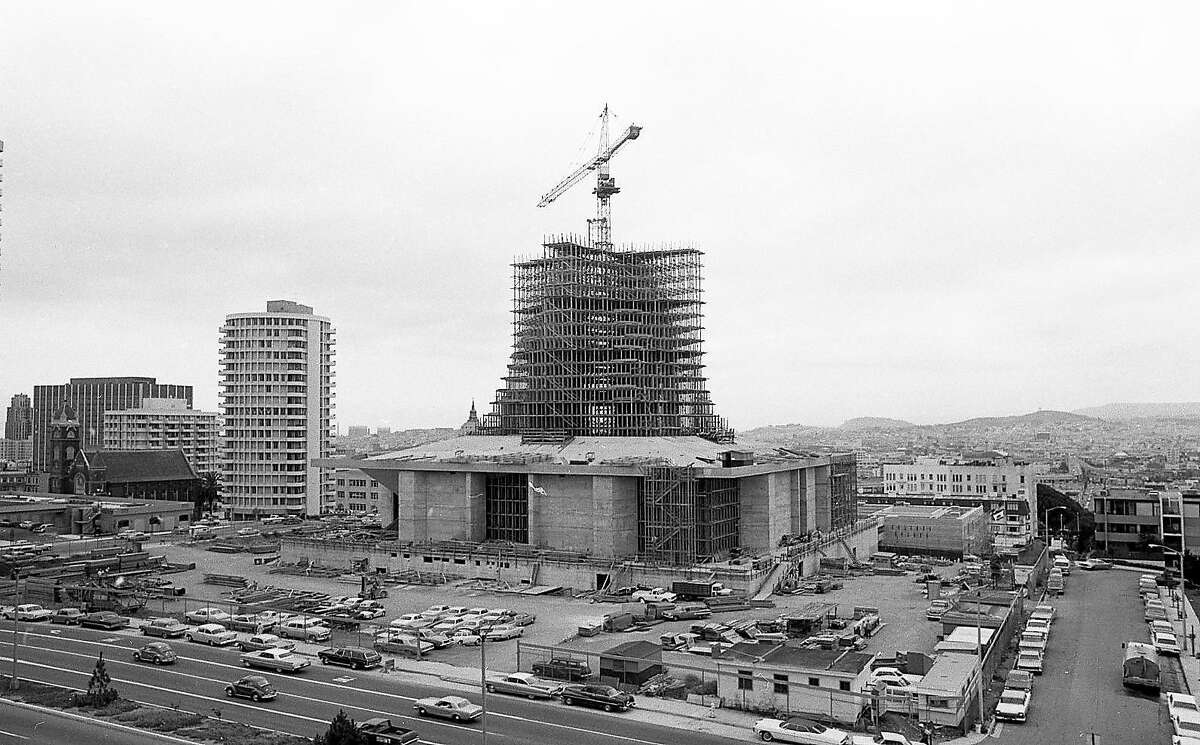 1968年9月3日，盖里的新圣玛丽大教堂正在建设中