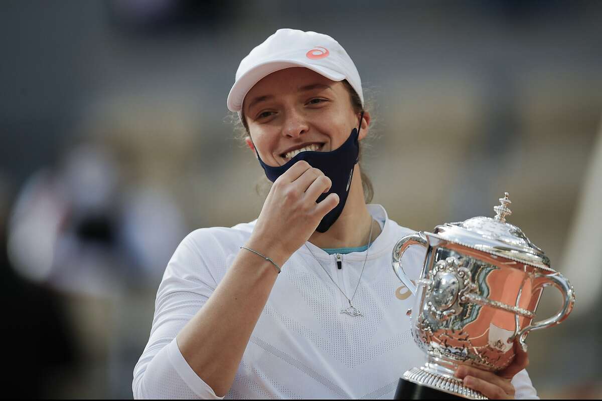 Just 19, ranked 54th, Iga Swiatek wins French Open for first Slam