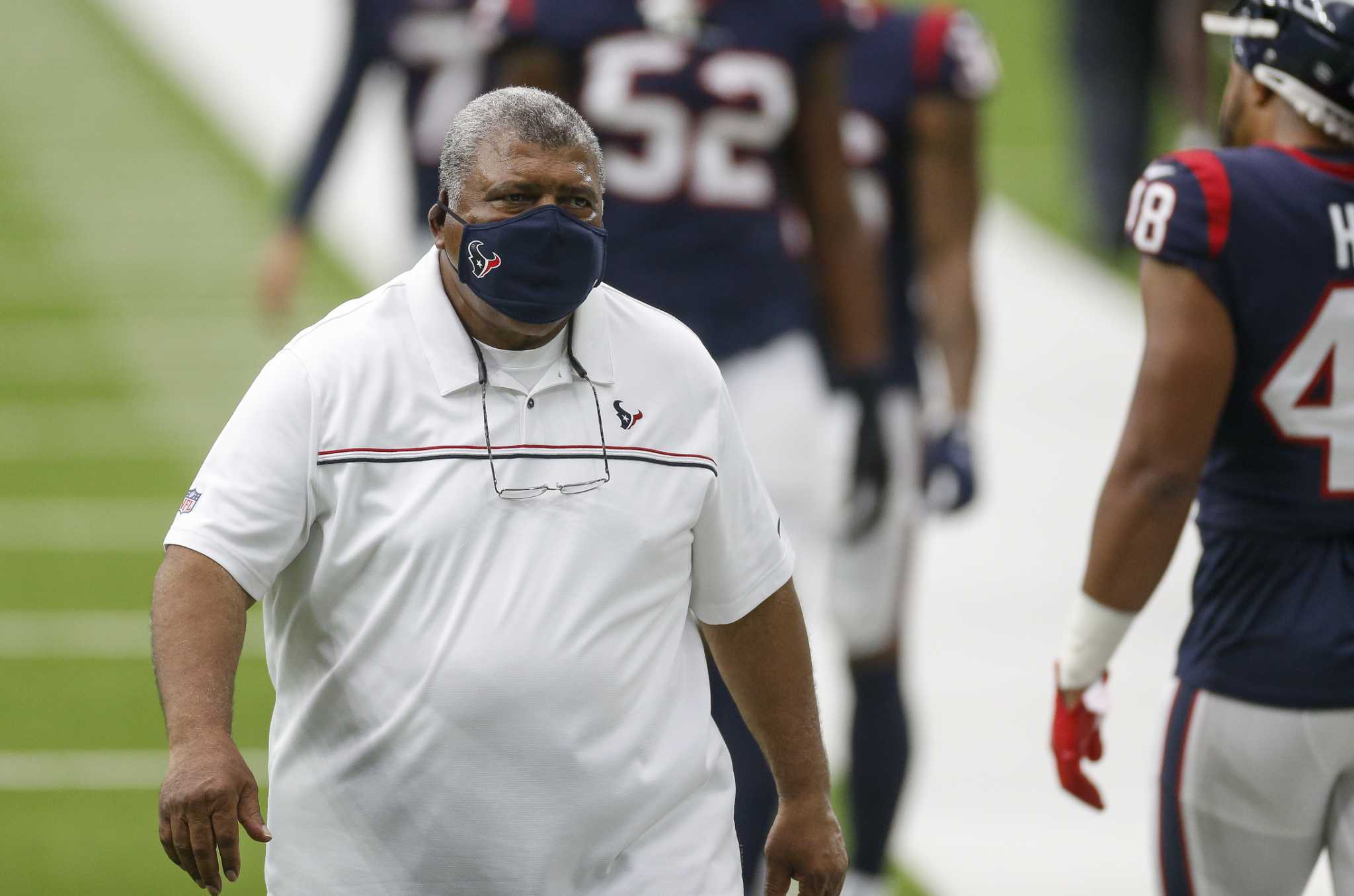 Charles Omenihu cheers on Deshaun Watson against Texans