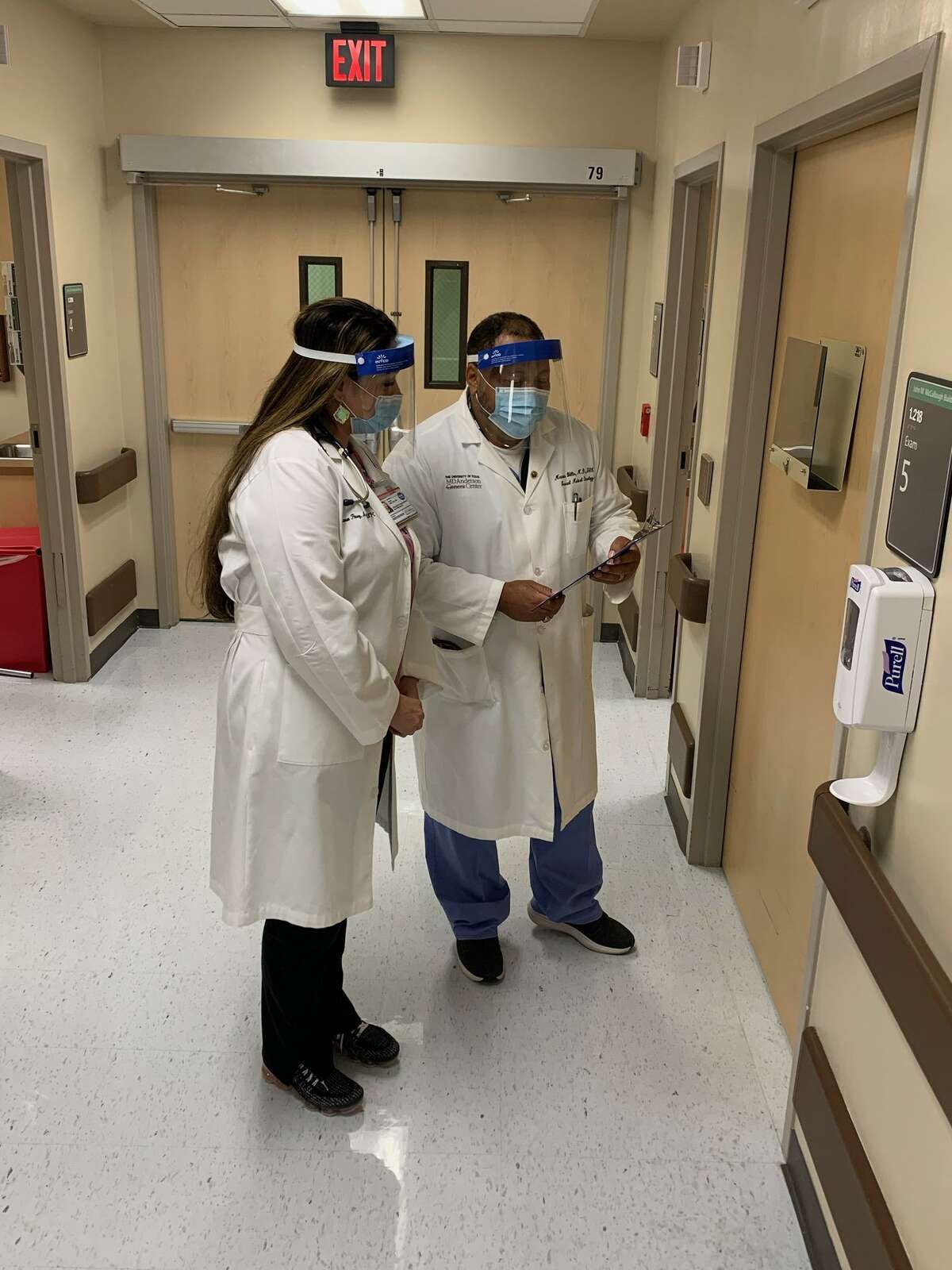Lauren Perez, family nurse practitioner at MD Anderson Cancer Center, consults with Dr. Maurice Willis, professor in the hospital’s General Oncology Department of Cancer Medicine.