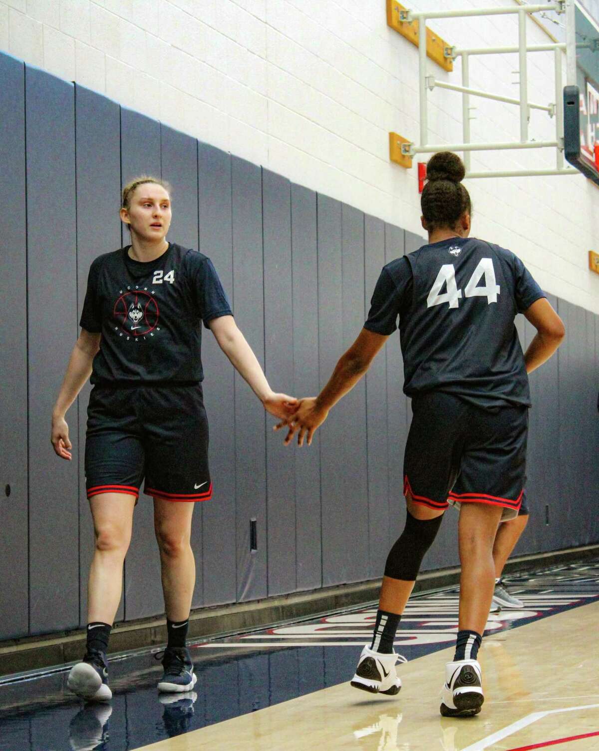 Paige Bueckers Adjusting To Uconn Geno S Playful Sarcasm Paige Bueckers Adjusting To Uconn Geno S Playful Sarcasm