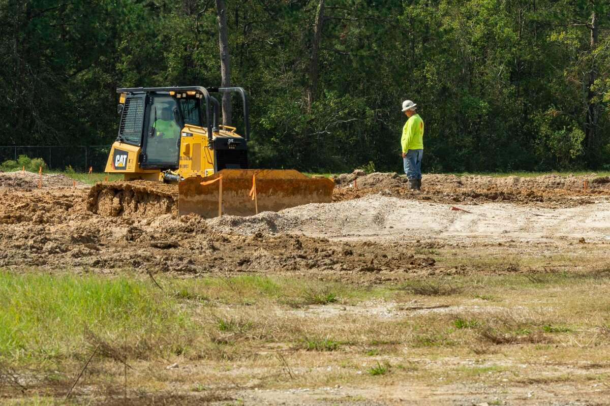 Construction workers work on the ground at the site of the elementary school. The Viidor ISD has begun working on the rebuilding of Vidor Middle School and Oak Forest Elementary School. Photo made on October 12, 2020. Fran Ruchalski/The Enterprise