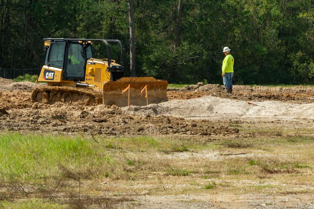 Construction workers work on the ground at the site of the elementary school. The Viidor ISD has begun working on the rebuilding of Vidor Middle School and Oak Forest Elementary School. Photo made on October 12, 2020. Fran Ruchalski/The Enterprise