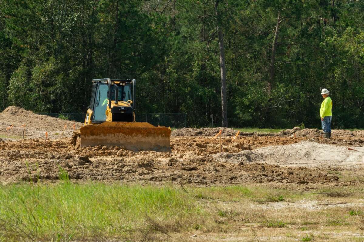 Construction workers work on the ground at the site of the elementary school. The Viidor ISD has begun working on the rebuilding of Vidor Middle School and Oak Forest Elementary School. Photo made on October 12, 2020. Fran Ruchalski/The Enterprise