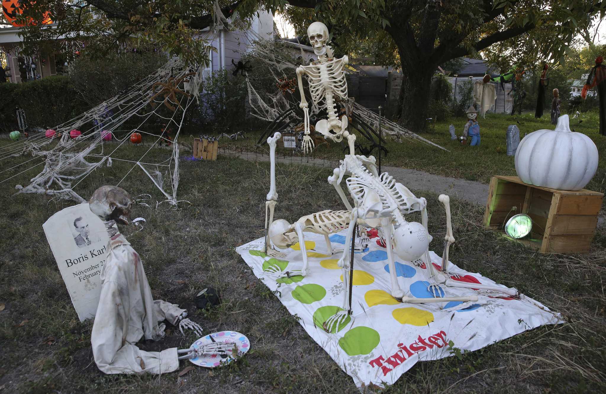 San Antonio's craziest Halloween decor at historic Jefferson-area home, a  treat for trick-or-treaters, image size:2048x1330