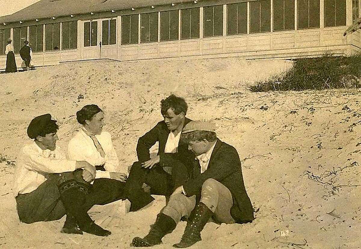 Poet George Sterling (left) with authors Mary Austin, Jack London and journalist Jimmy Hopper.