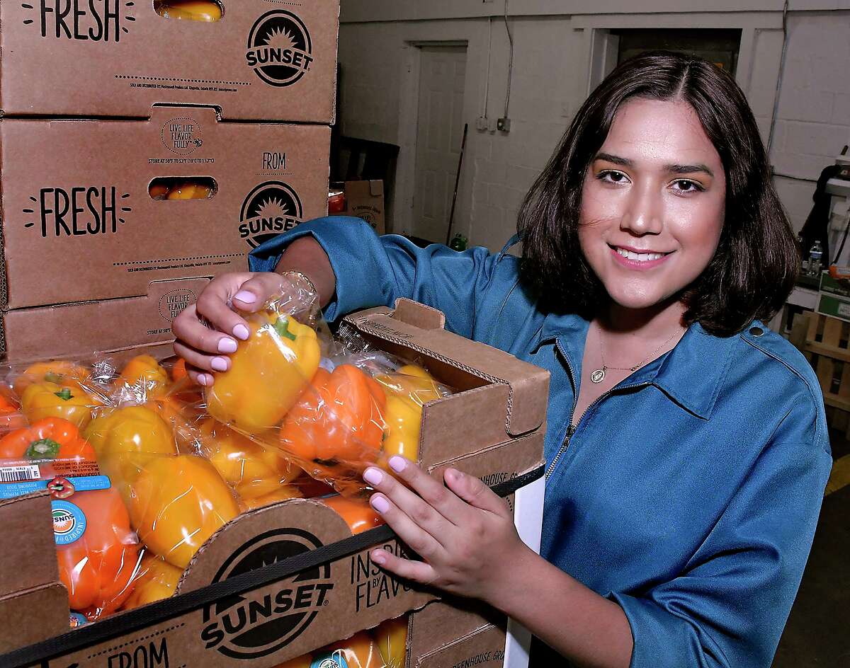 ARCHIVO— La directora ejecutiva de Laredo Regional Food Bank Carmen García-Arévalo, posa para una fotografía con una caja de vegetales en las instalaciones del banco, el jueves 4 de junio de 2020.