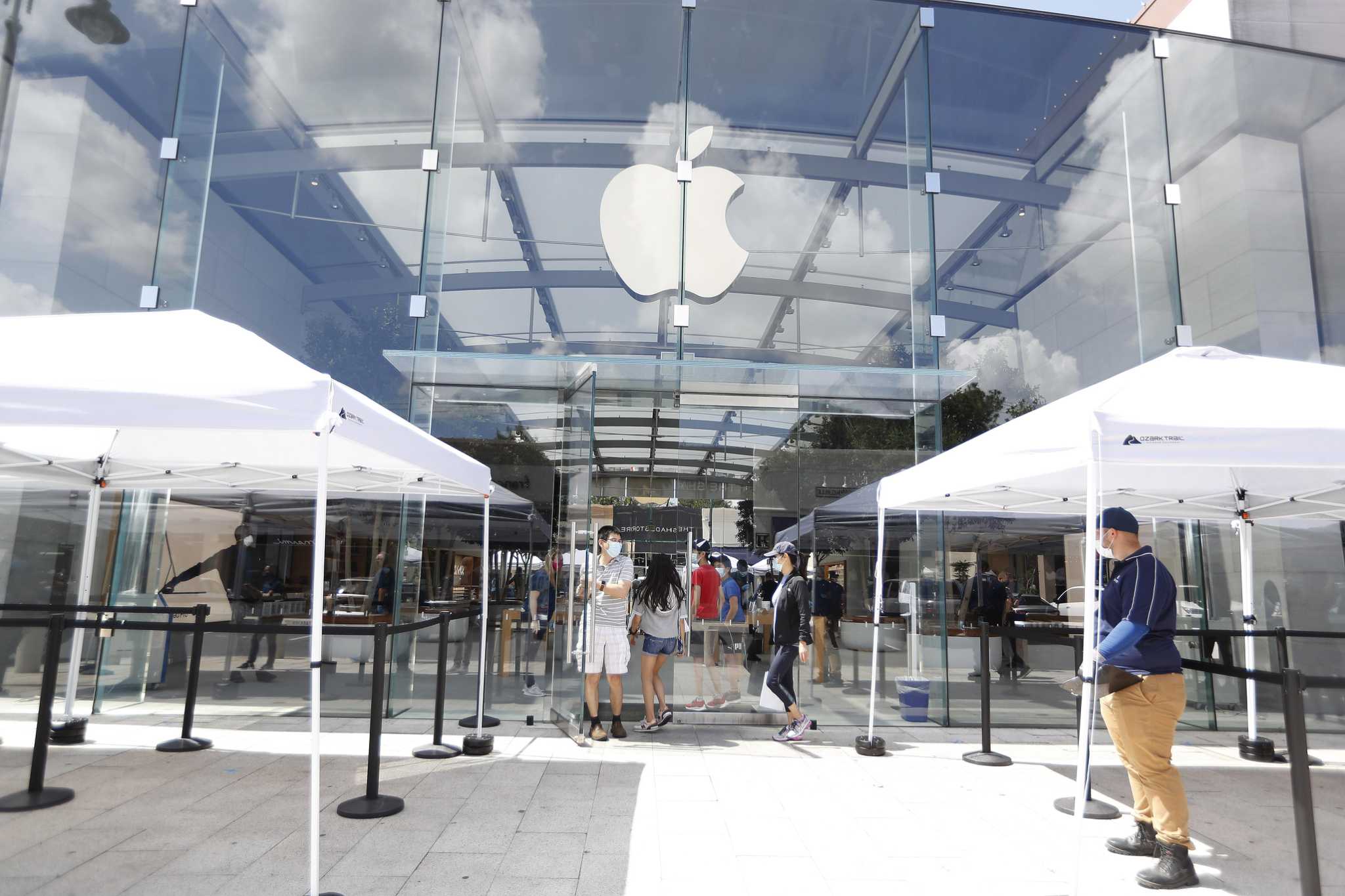 Houston, Texas, USA. 14th March 2020. View of the Apple Store in