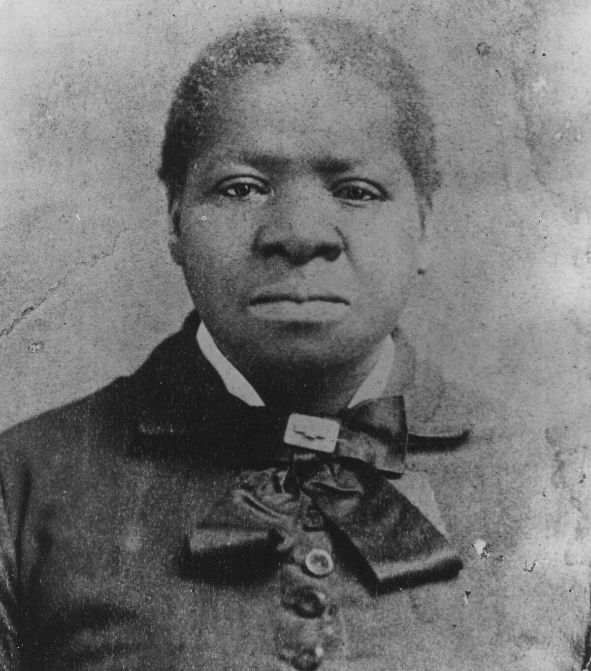 毕蒂·梅森夫人(1818-1891)是第一位在洛杉矶购买房产的非裔美国女性。照片摄于1873年左右，根据威廉·大卫·埃斯特拉达的书《洛杉矶广场:神圣而有争议的空间》。