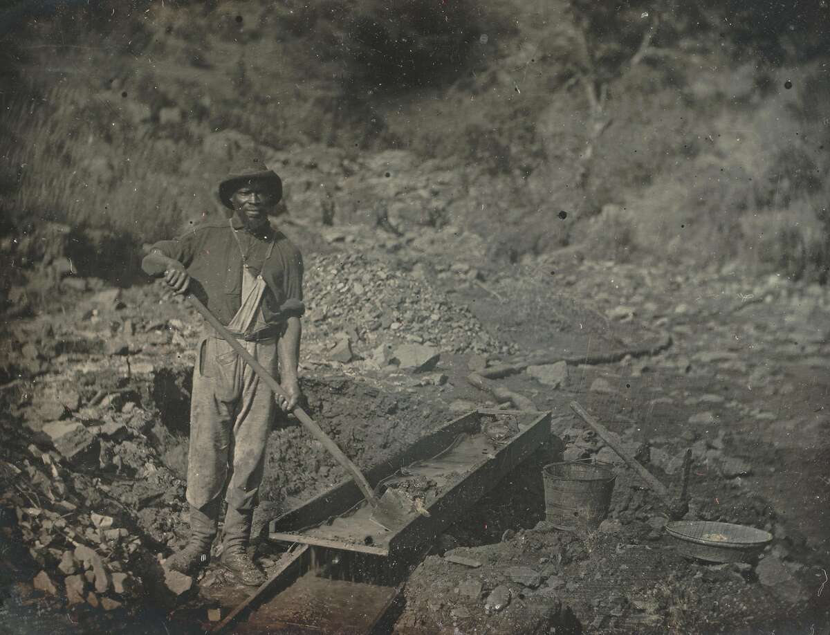 淘金热时期的一位非裔美国矿工，1852年。这名男子被拍到在奥本(Placer县)附近的塞拉山麓工作。