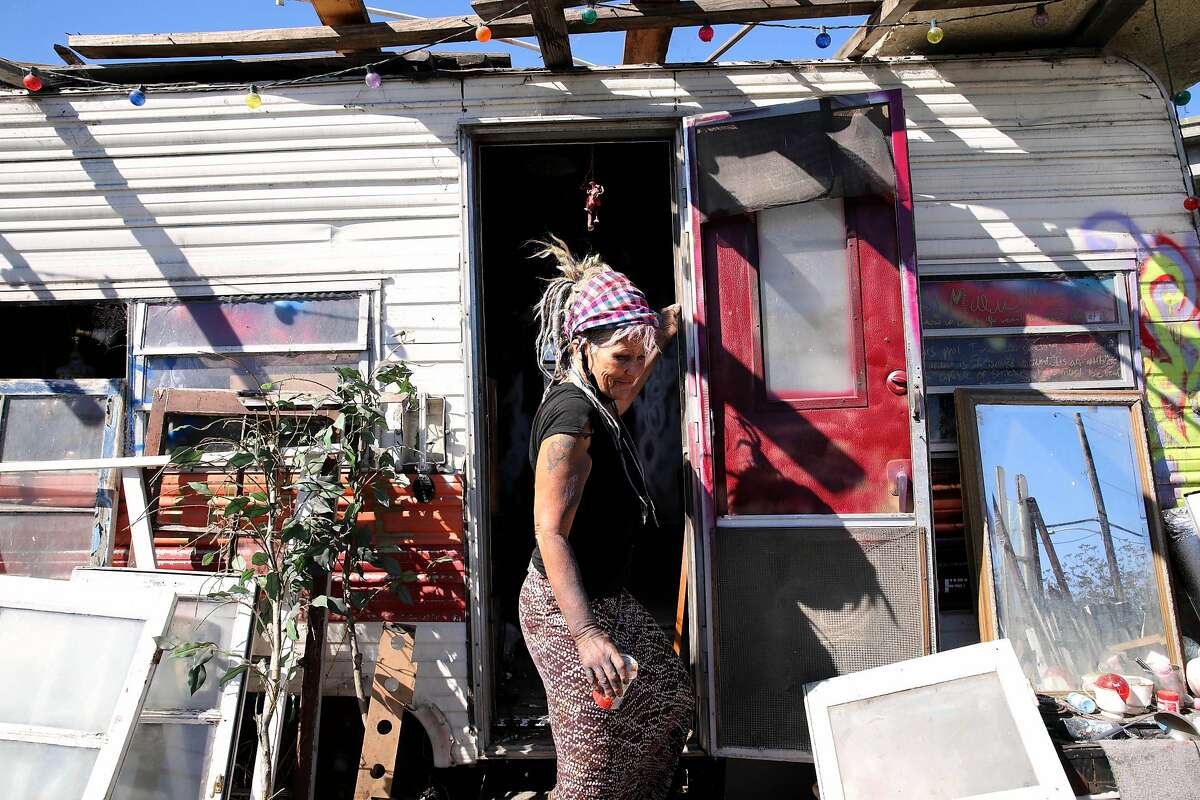 伍德街居民Mavin Carter-Griffin, 55岁，于2020年10月13日星期二在加利福尼亚州奥克兰离开她的露营车。