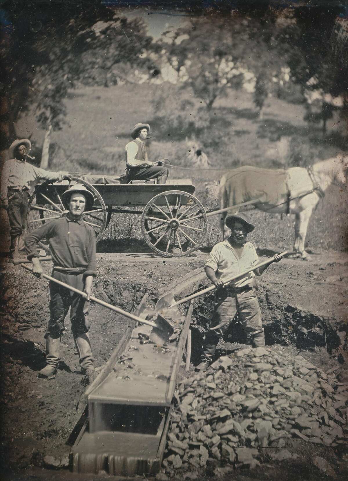 1852年淘金热时期的非裔美国人和白人矿工。这张照片摄于西班牙平原(纳帕县)附近。