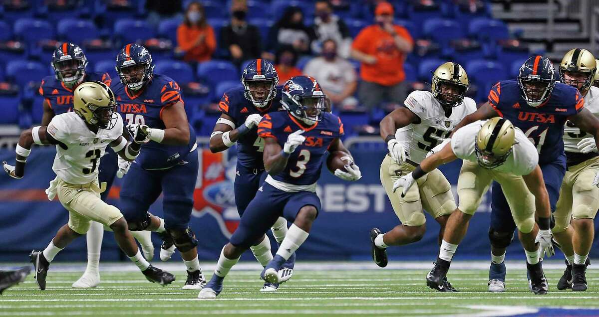 UTSA RB Sincere McCormick breaks loose for a long gain on their first play from scrimmage. Army v UTSA at the Alamodome on Saturday, October 17, 2020. First half score is UTSA 10 Army 14