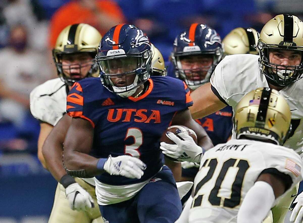 UTSA RB Sincere McCormick breaks loose for a long gain on first play from scrimmage. Army v UTSA at the Alamodome on Saturday, October 17, 2020. First half score is UTSA 10 Army 14