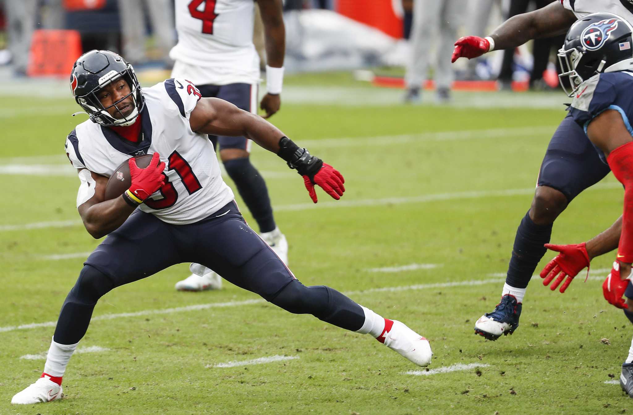 Charles Omenihu cheers on Deshaun Watson against Texans