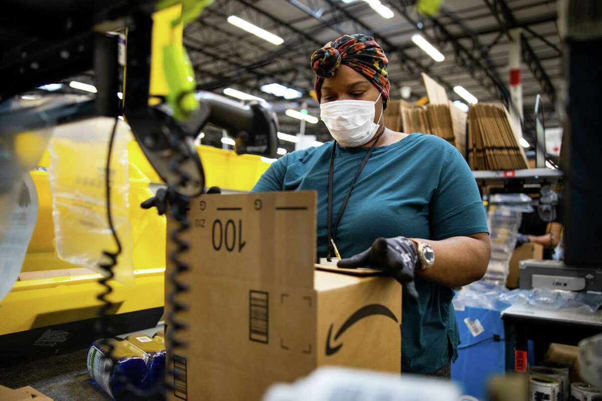 New Amazon Center Open Seeks To Fill 3 000 Jobs