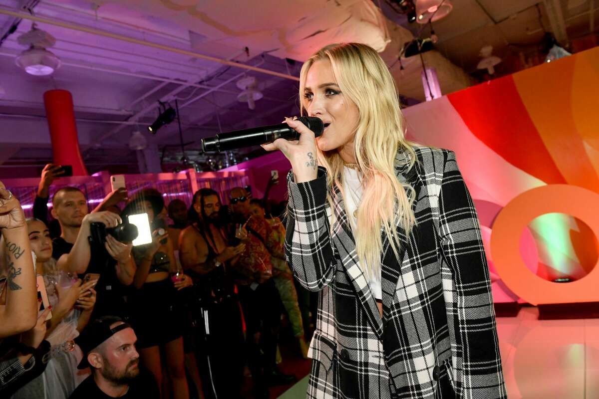 Ashlee Simpson Ross performs at the boohoo NYFW celebration at the boohoo Mansion.