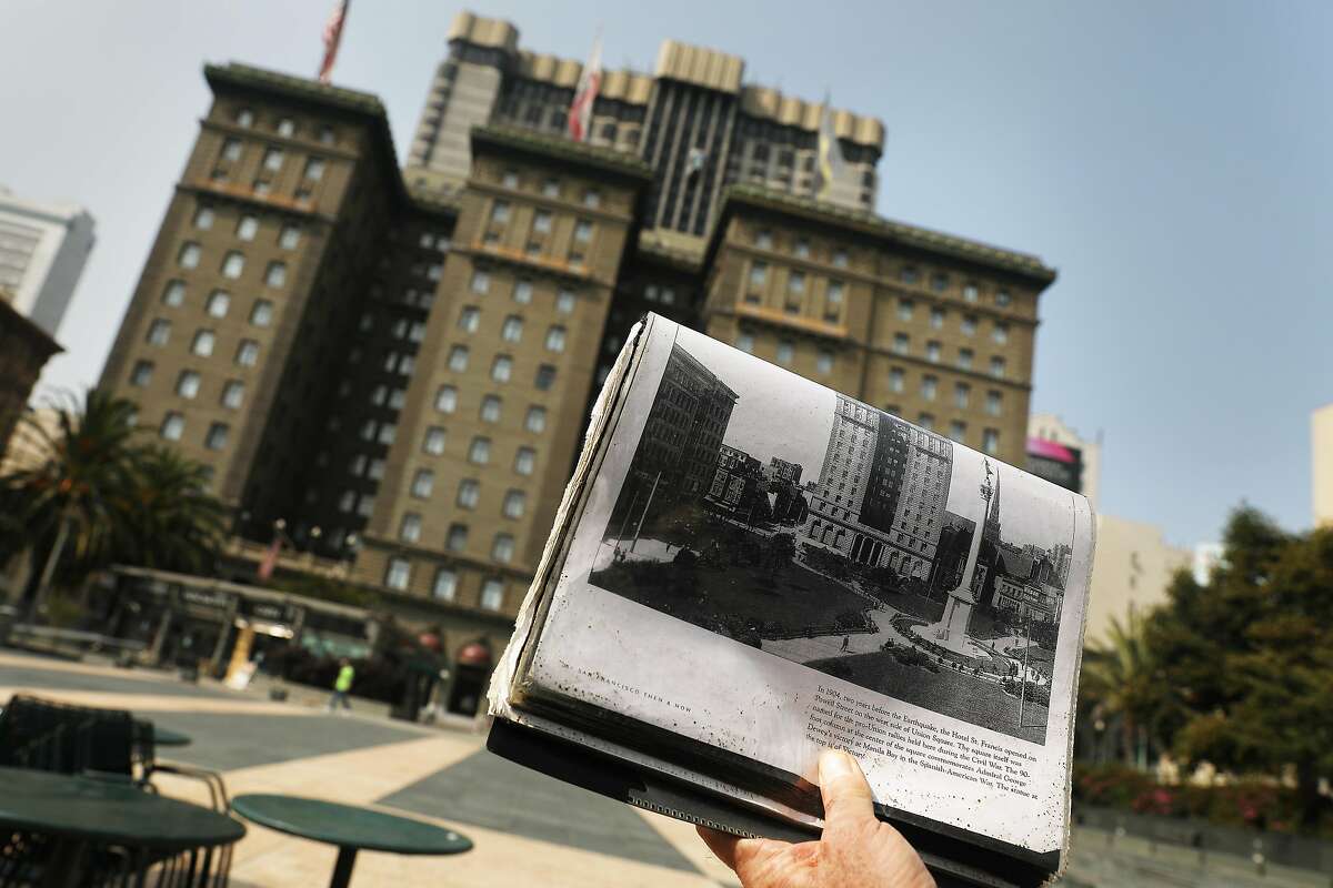 2020年9月30日星期三，在加利福尼亚州旧金山的联合广场，约瑟夫·阿姆斯特饰演诺顿皇帝，他拿着一本小册子，上面有圣弗朗西斯酒店的档案照片，谈论它的历史。