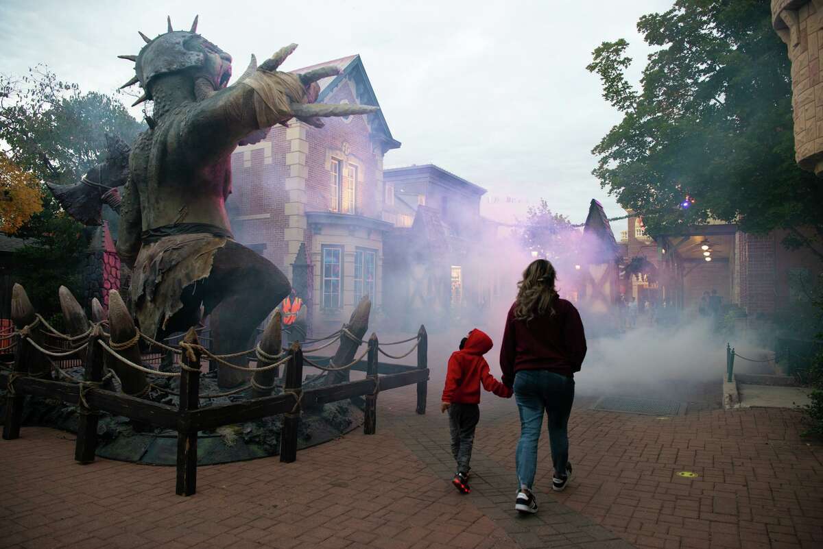 Six Flags Halloween horror event packs park