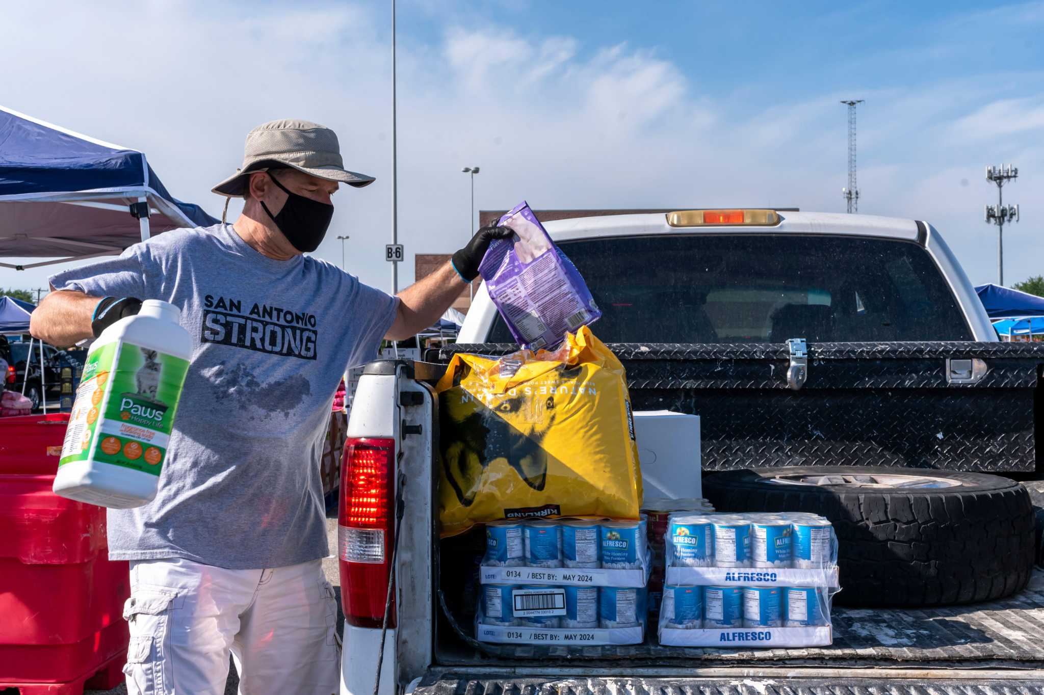 Animals Matter San Antonio Food Bank, Daisy Cares feeding San Antonio