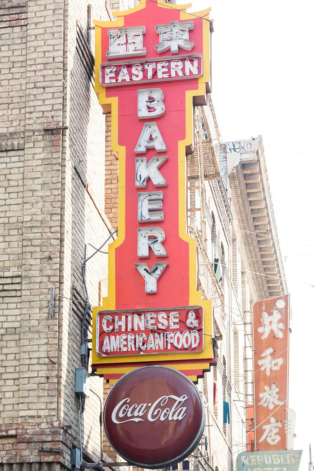 Loyal customers sustain SF Chinatown's oldest bakery during COVID19