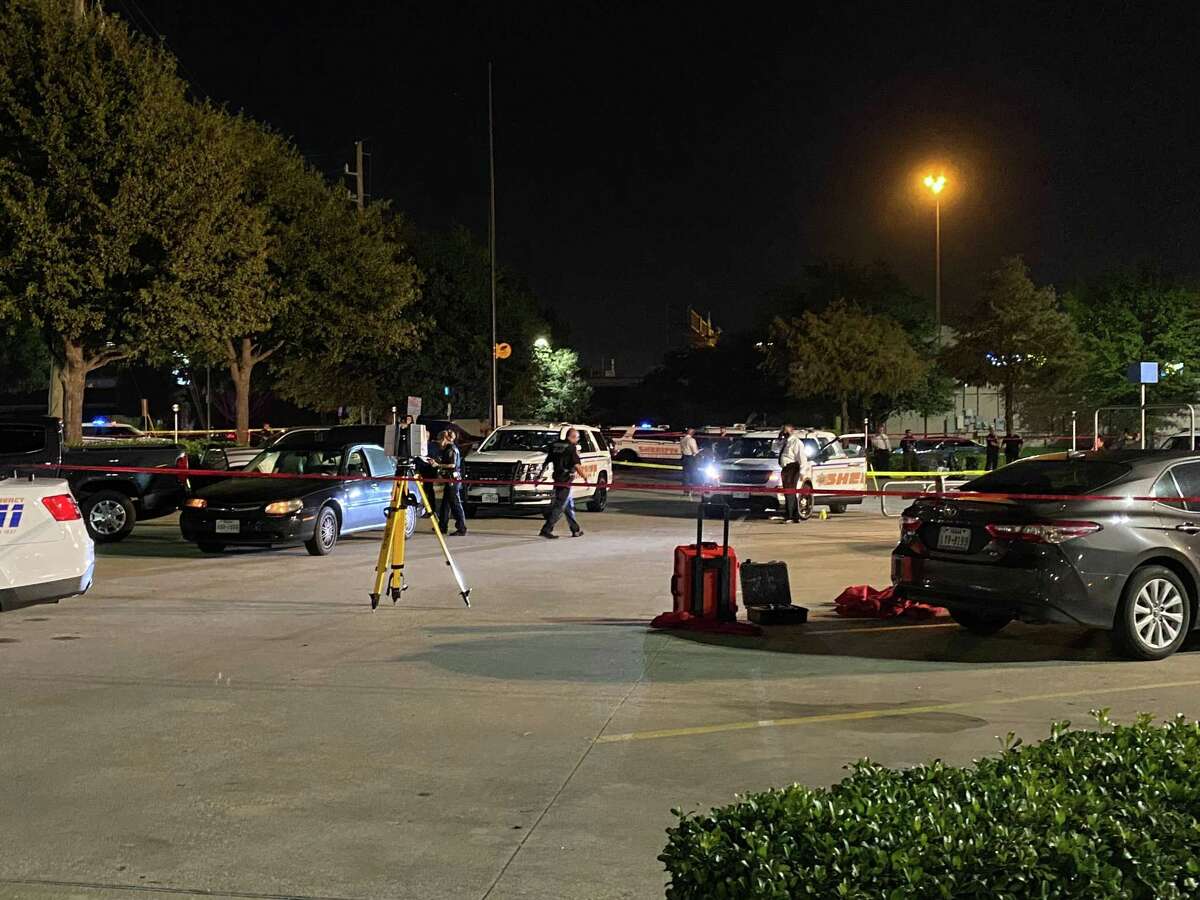 Harris County Sheriff's Deputy Shoots Gun-wielding Suspect Outside ...