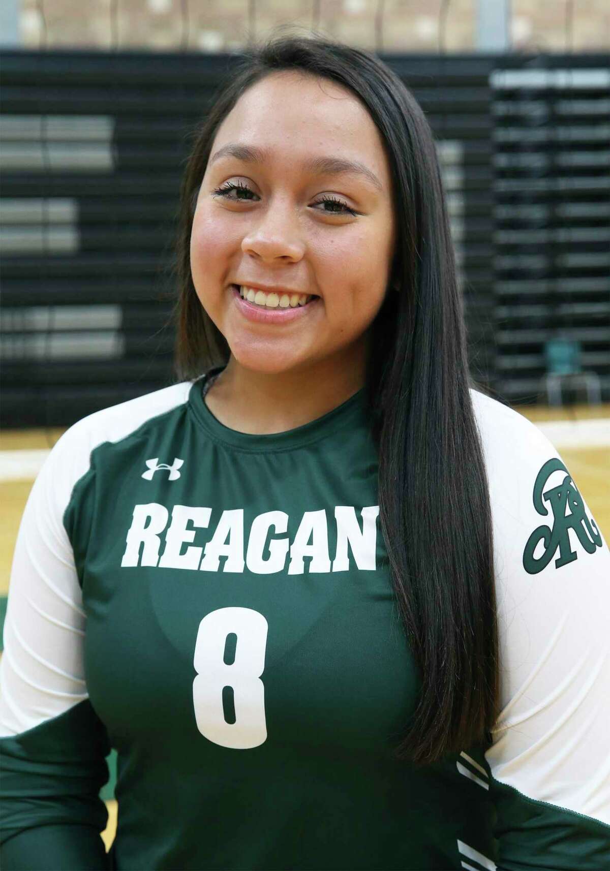 The Amazing Athleticism Of Volleyball Player Kirsten - mz5g5pi