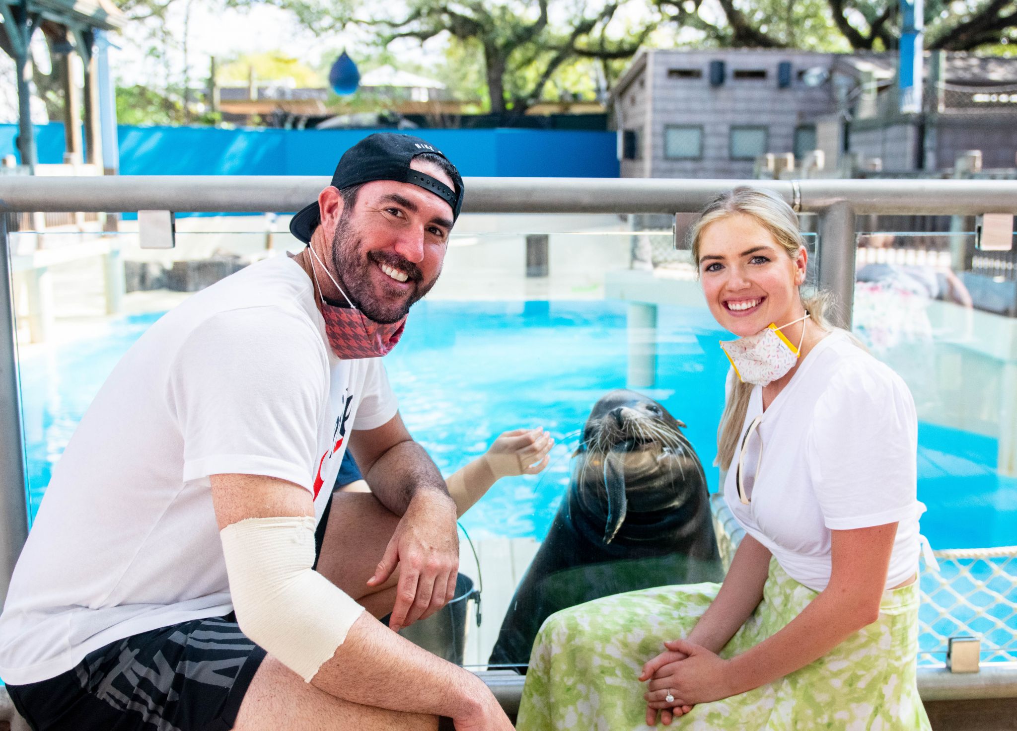 Justin Verlander and Kate Upton visit the Houston Zoo with 2-year-old  daughter
