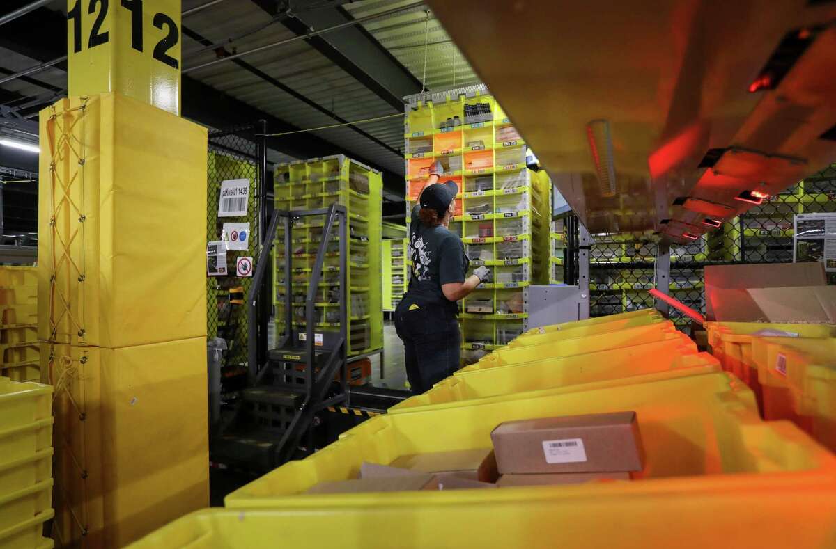 Amazon to hire 2,800 in Houston for the holidays