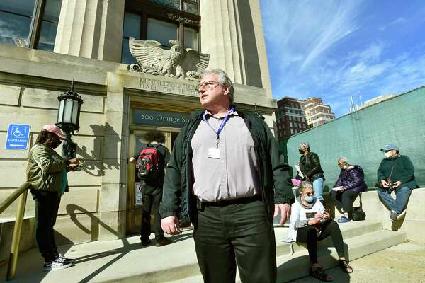 Alders' fight with New Haven mayor over $400K annuity ...