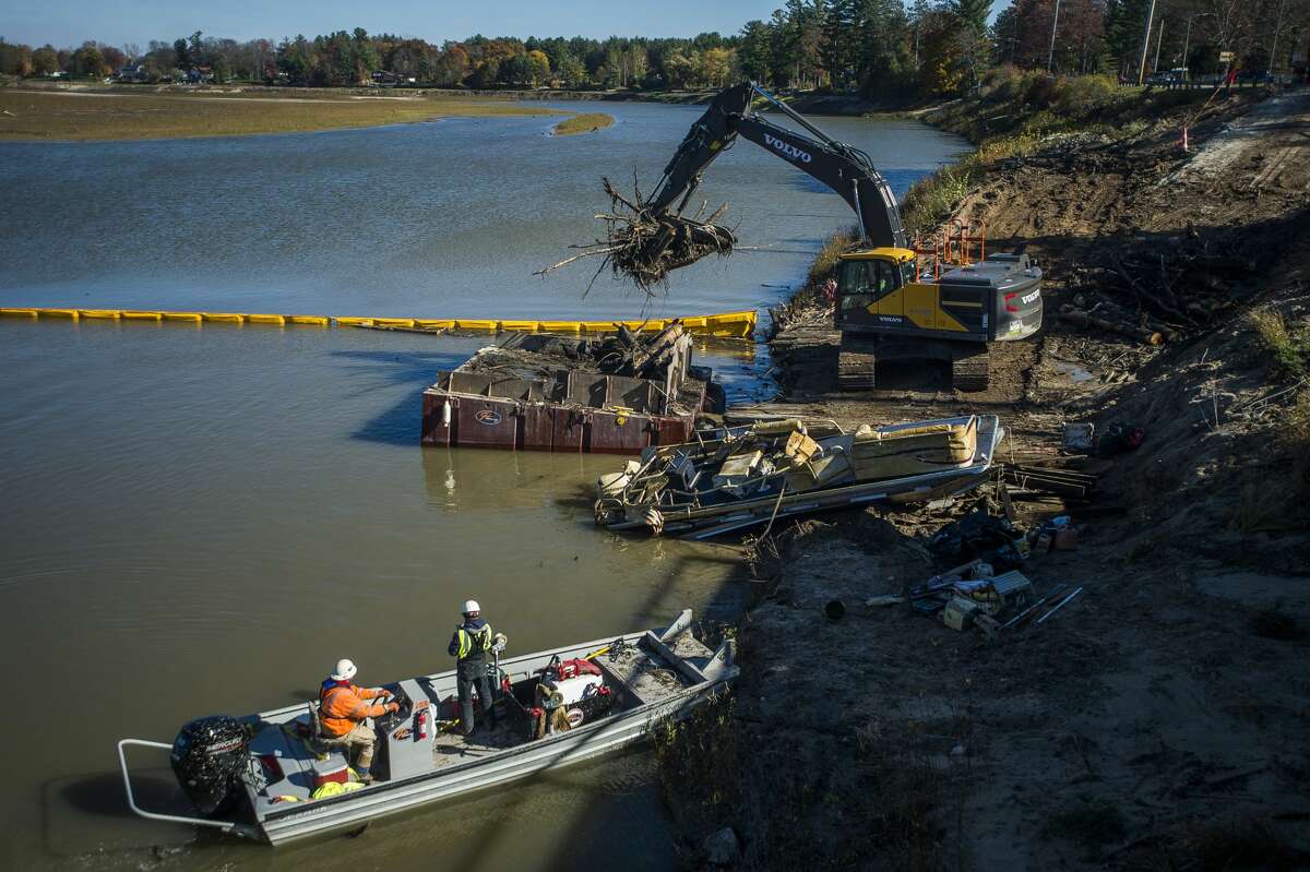 Workers with Fisher Contracting remove pieces of debris from the Sanford Dam Wednesday, Oct. 28, 2020 in downtown Sanford. (Katy Kildee/kkildee@mdn.net)