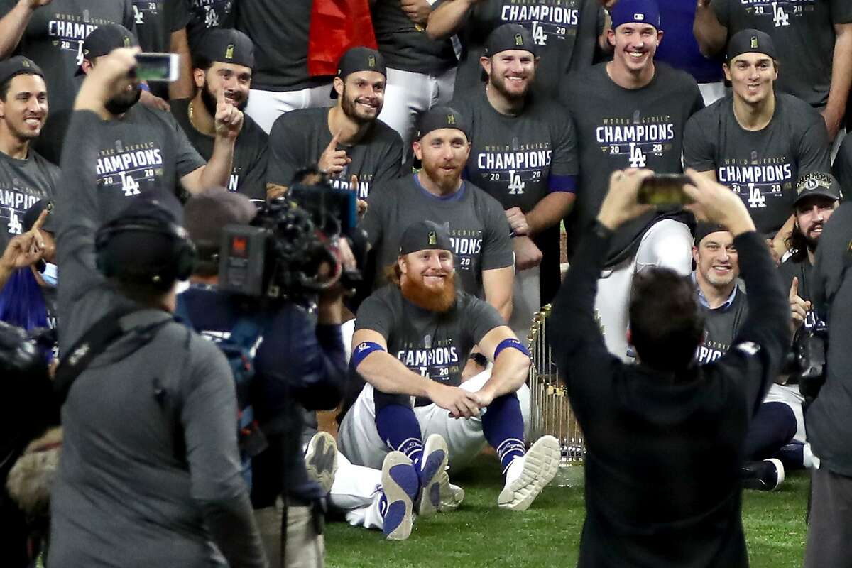 The Dodgers’ Justin Turner (seated, center) was maskless in the team photo despite just learning that he had the coronavirus.