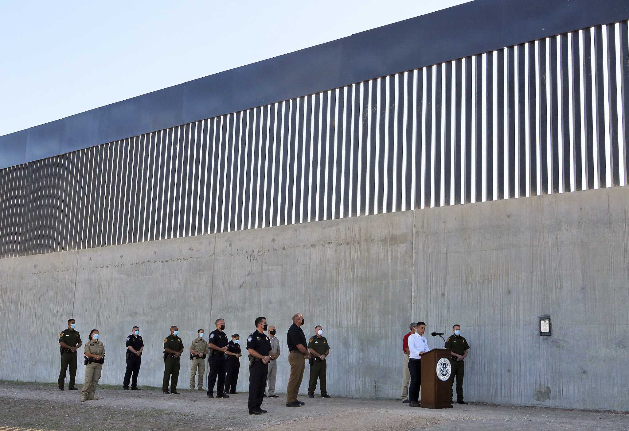 Trump heads to Texas border in final days as president to showcase wall