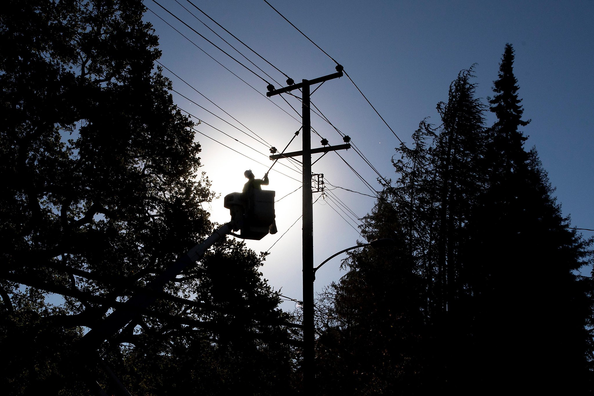Hundreds of PG&E customers without power in Bay Area