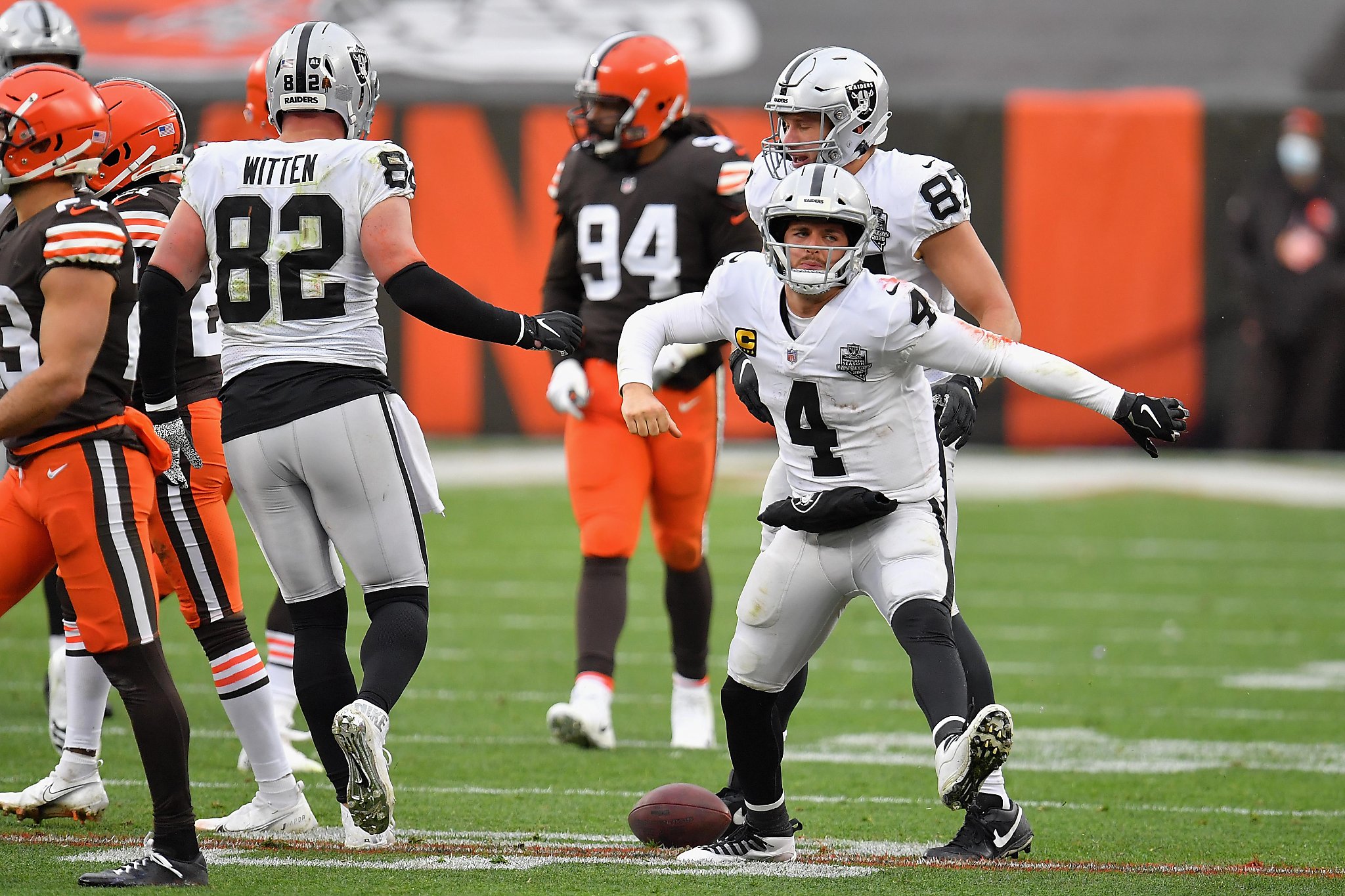 Raiders use run game to stop Browns