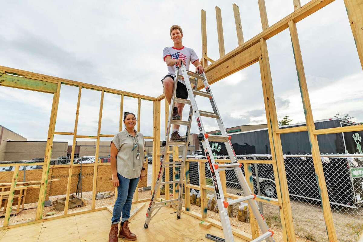 Kingwood Park Students Complete 2nd Tiny Home For Homeless Veterans