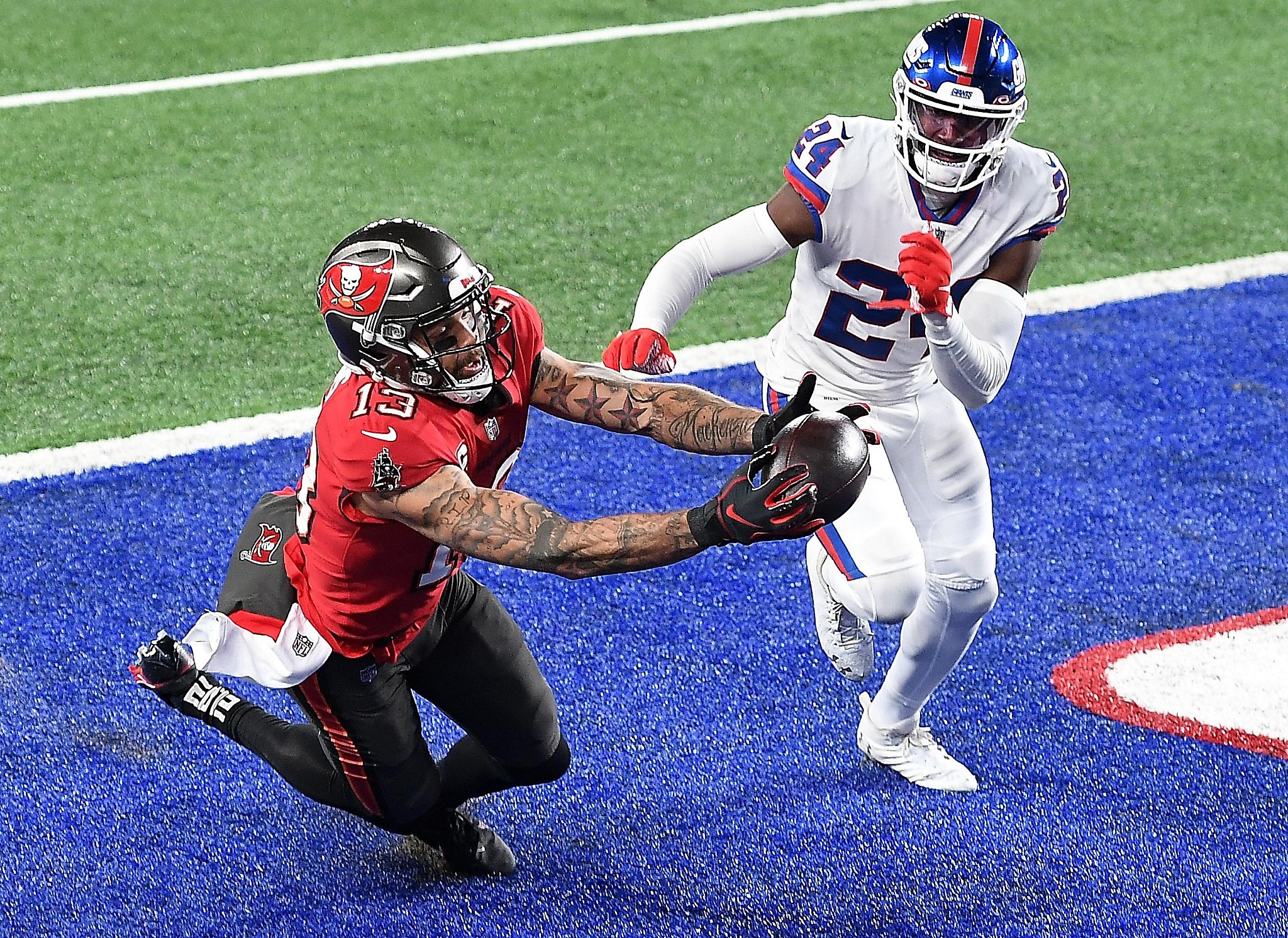 Tom Brady&rsquo;s 2 TD passes lift Tampa Bay to tough win