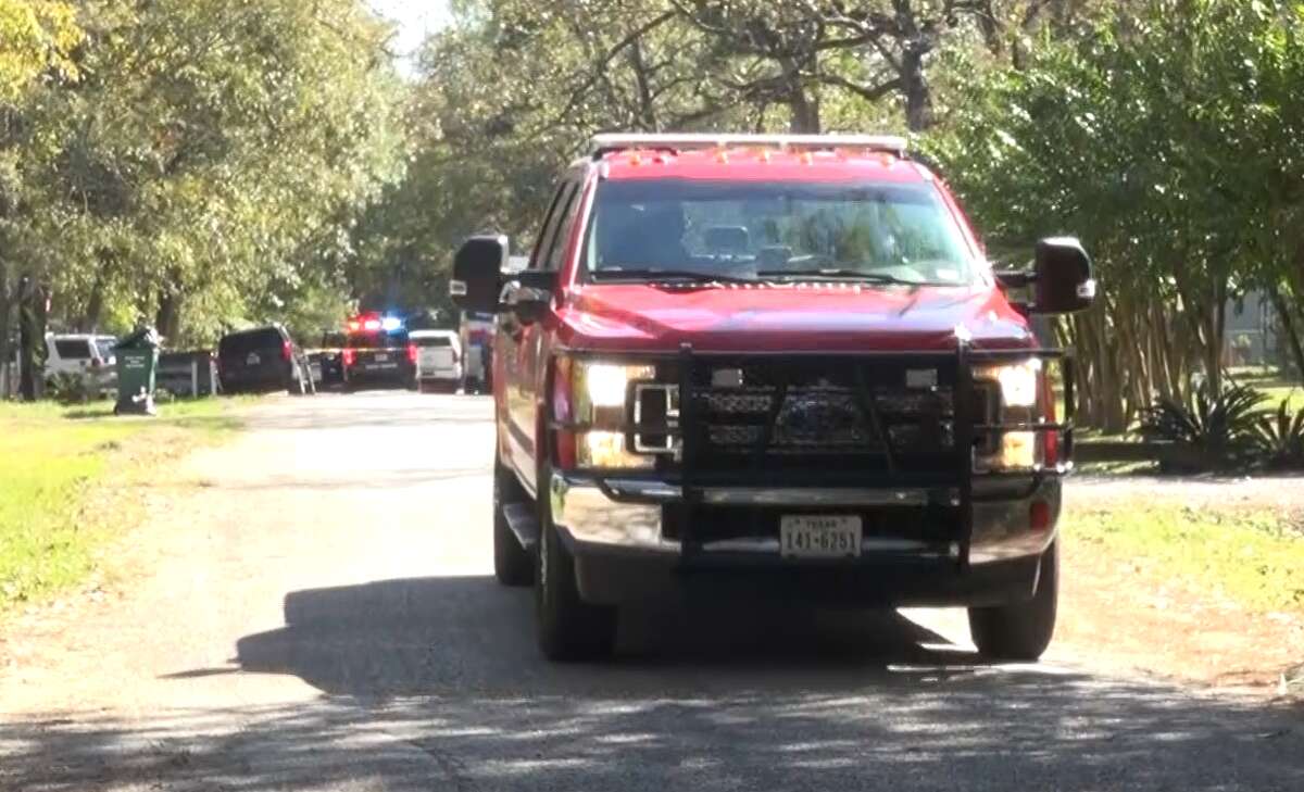 After shooting, man surrenders and releases 4 hostages in New Waverly