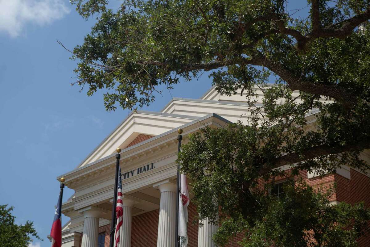 Preliminary counts show Corte, Robertson in lead for Katy city council