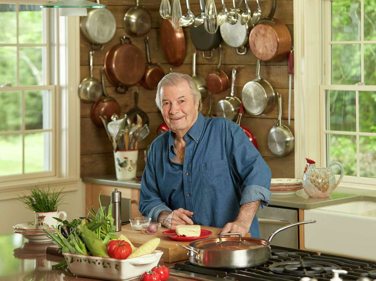 Jacques Pépin démontre la cuisine de tous les jours de sa cuisine familiale avec charme et flair.
