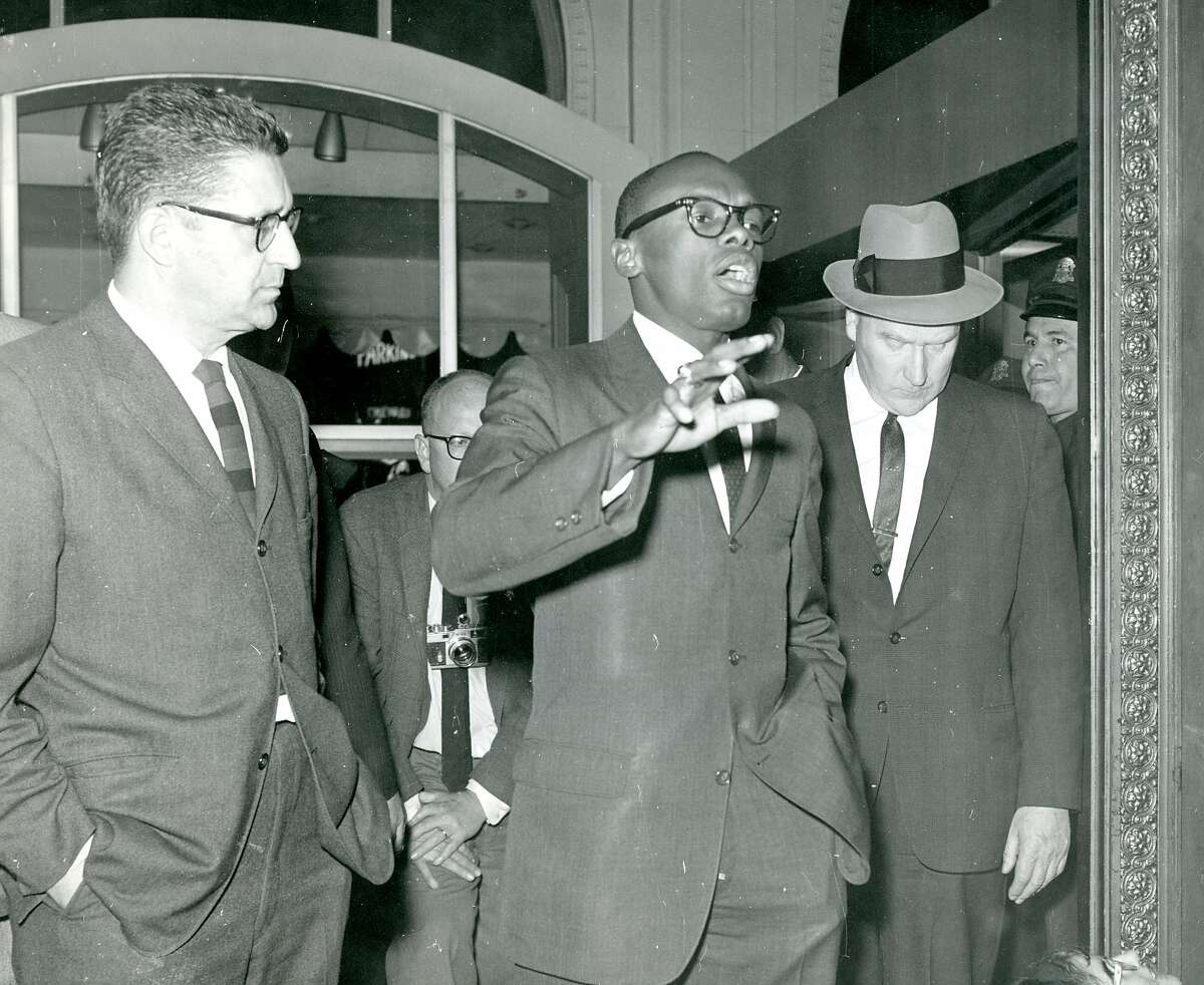 律师威利布朗代表特设委员会的宫殿酒店抗议，向示威者，1964年3月6日。