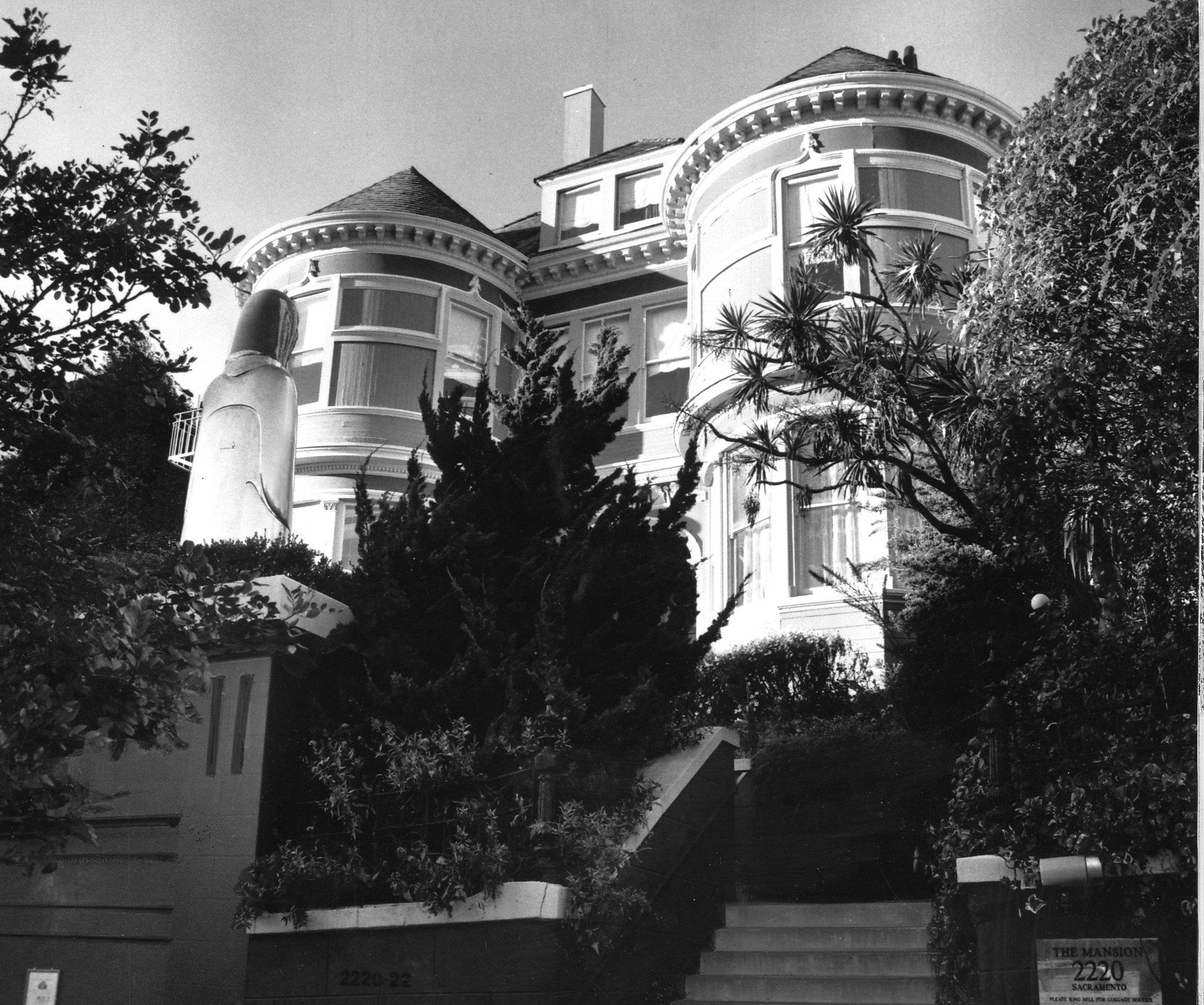 A colorful, possibly haunted hotel drew celebrity guests — and angry neighbors - Vimarsana News