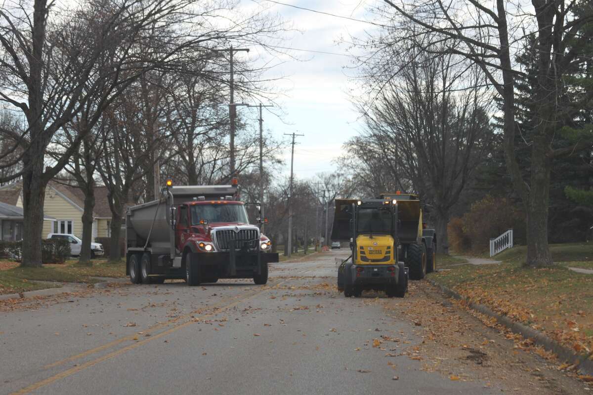 Photos City leaf pickup begins