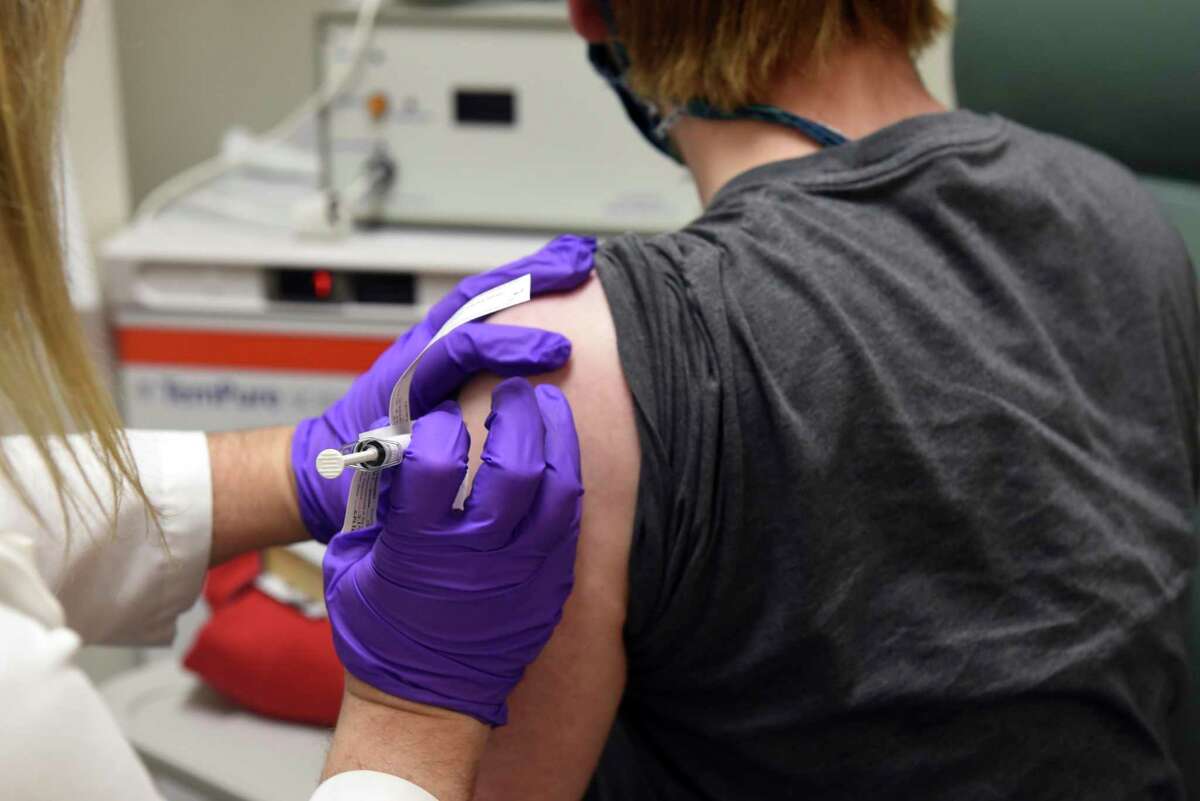 Una persona en medio de un estudio sobre la vacuna contra el coronavirus desarrollada por Pfizer. Foto tomada en la Escuela de Medicina de la Universidad de Maryland en Baltimore, el 4 de mayo del 2020. (Foto cortesía de la Escuela de Medicina de la Universidad de Maryland, via AP