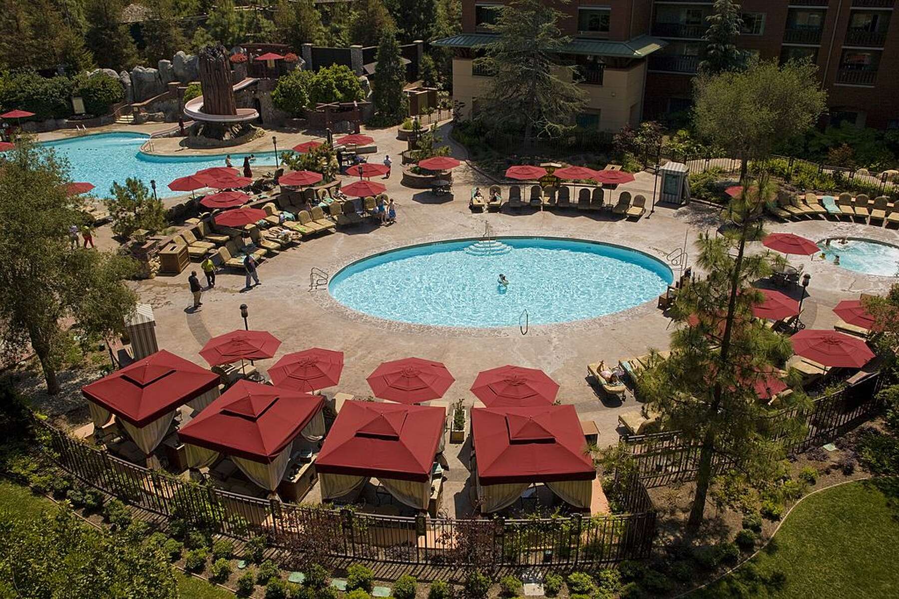 Disneyland Hotel Remains Closed Here Are The Best Hotel Options Near Disneyland To Try Instead