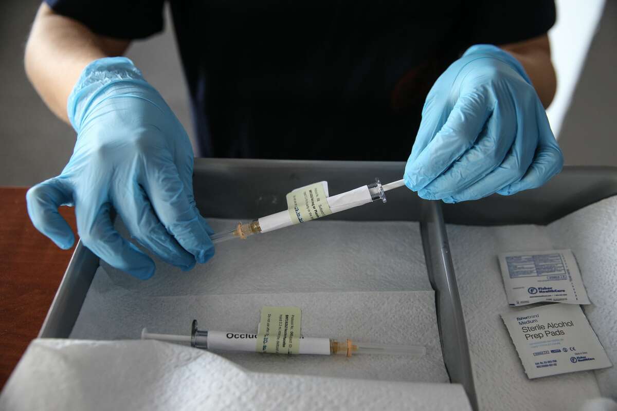 The german company biontech partnered with pfizer to develop and test a coronavirus vaccine known as bnt162b2, the generic name tozinameran or the brand name comirnaty.a clinical trial. Pfizer Vaccine Germany - Pfizer COVID vaccine: Key facts you should know